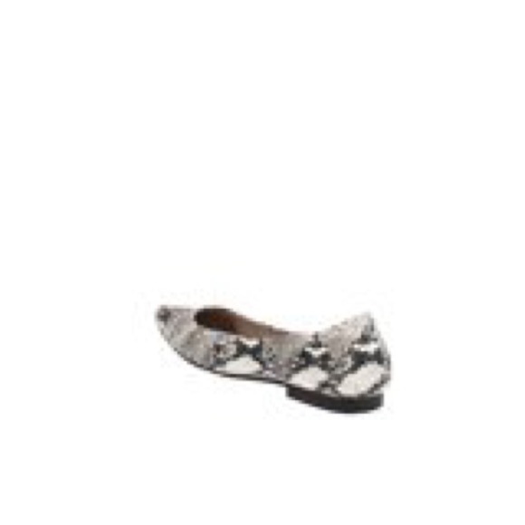 AMERICAN Rag Jilly Pointed Toe Embossed White Black Snake Skin Ballet Fl… - Picture 3 of 14